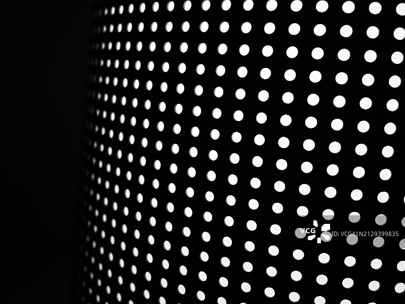 圆形黑色表面上的照明白点，伦敦灯罩的黑白微距摄影图片素材