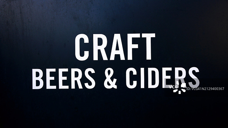 伦敦酒吧外观特写：精酿啤酒和苹果酒图片素材