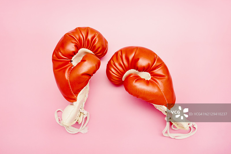 粉色背景上的一双红色拳击手套图片素材