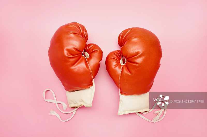 粉色背景上的一双红色拳击手套图片素材