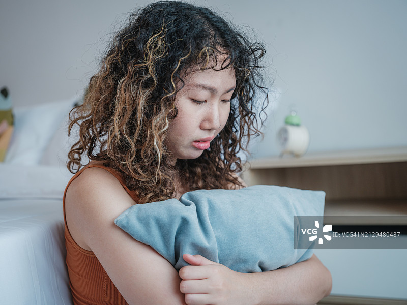 感到压力或疲惫的亚洲女人肖像图片素材
