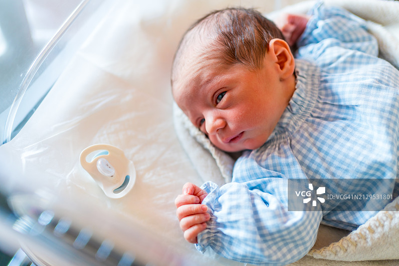 在医院的床上刚出生的婴儿图片素材