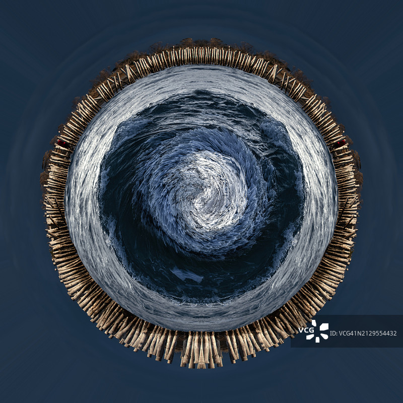 暴风海中呈圆形排列的木制防波堤图片素材