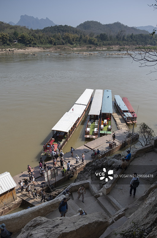 老挝琅勃拉邦湄公河上的帕乌石窟码头图片素材