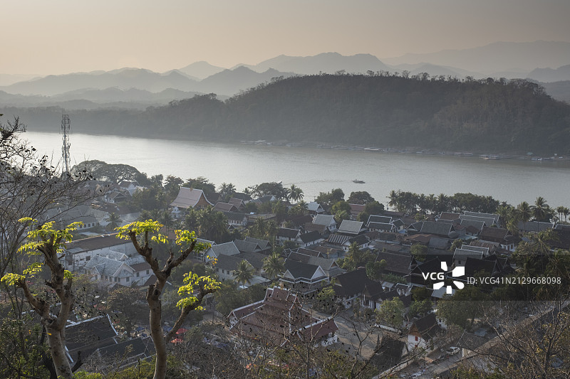 老挝琅勃拉邦和湄公河鸟瞰图图片素材