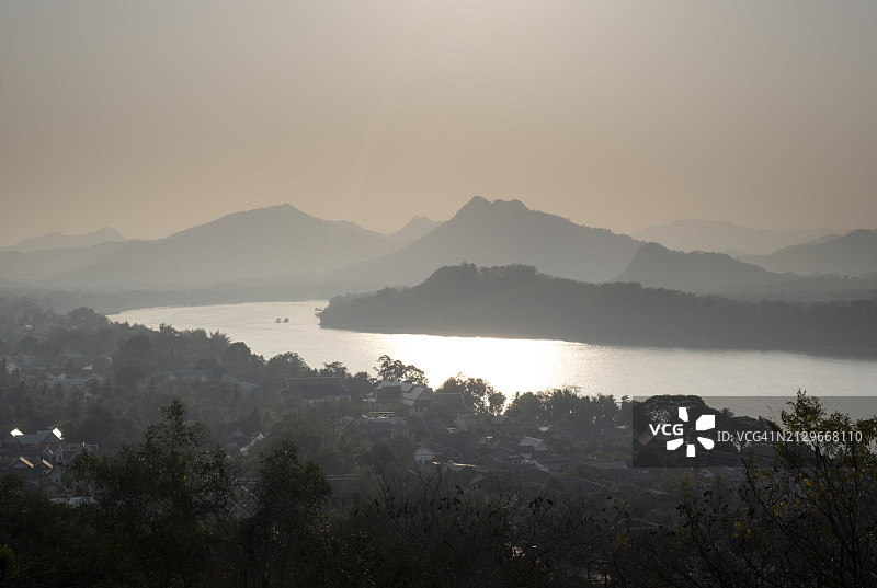老挝琅勃拉邦和湄公河鸟瞰图图片素材
