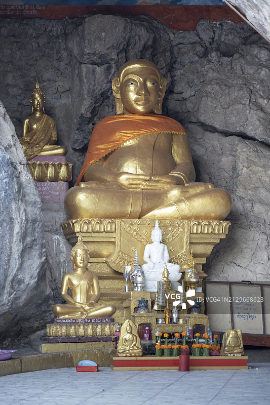 老挝琅勃拉邦湄公河帕乌石窟的佛像图片素材