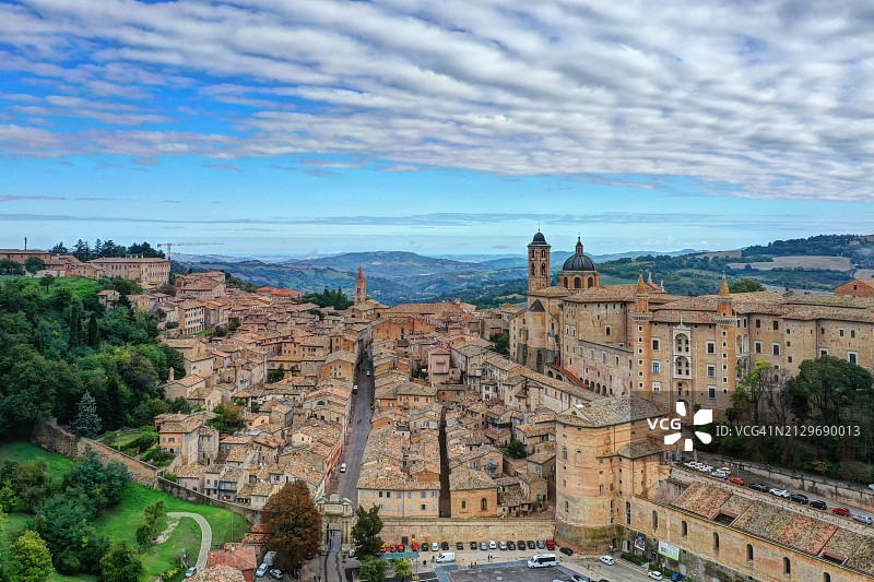 乌尔比诺镇大教堂、公爵宫和历史中心鸟瞰图图片素材