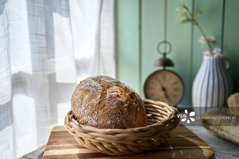 桌上的自制全麦面包图片素材