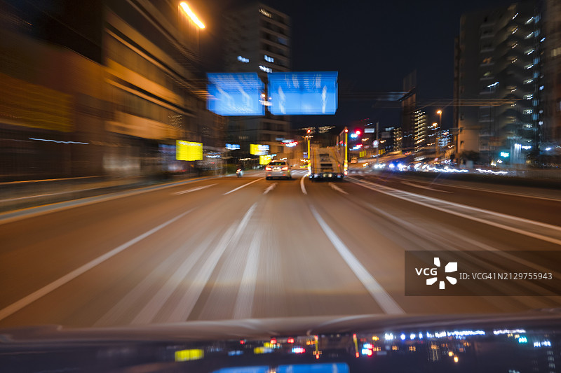 第一人称视角：汽车行驶在东京城市道路上图片素材