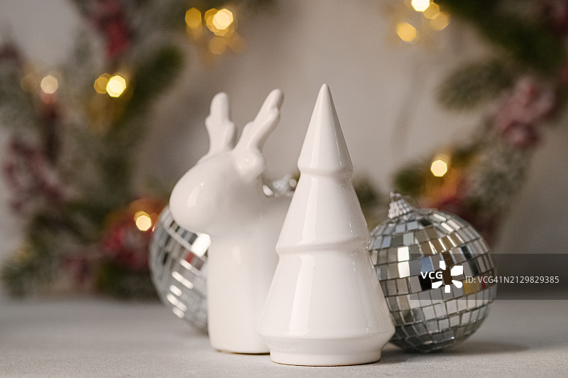 圣诞贺卡：房屋装饰、圣诞树和驯鹿图片素材