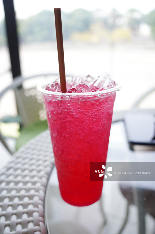 塑料杯装红色甜味苏打冰水图片素材