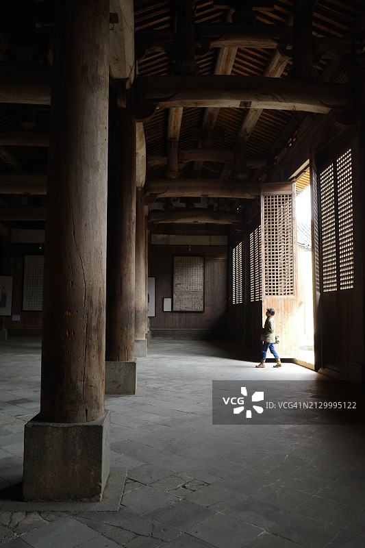 一位正在参观古老房屋的男游客图片素材