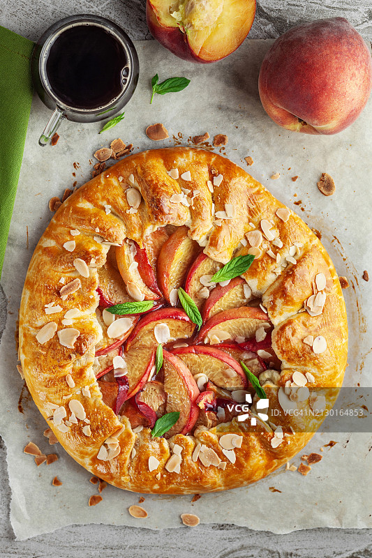 自制桃子酥饼。背景上的奶油蛋糕。油桃派。图片素材