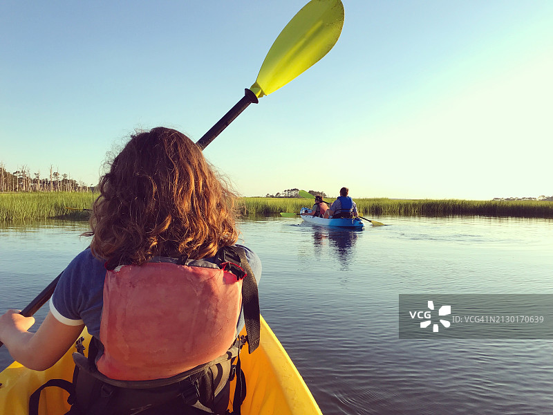 少女与家人在钦科蒂格岛皮划艇图片素材
