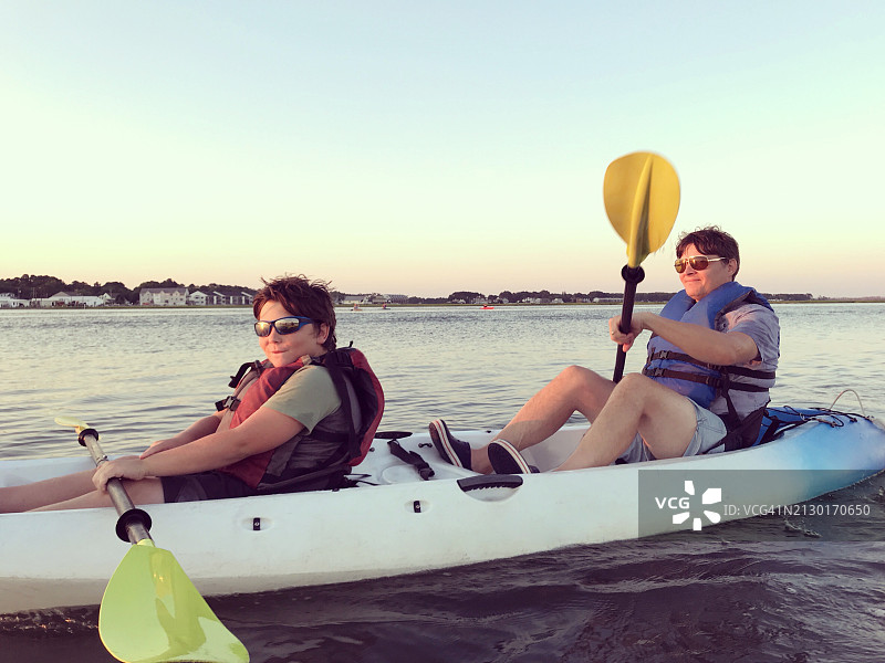 父子在钦科蒂格岛附近划皮划艇。周末度假。图片素材