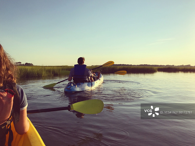 小女孩和家人在钦科蒂格岛附近划皮划艇。周末度假。图片素材
