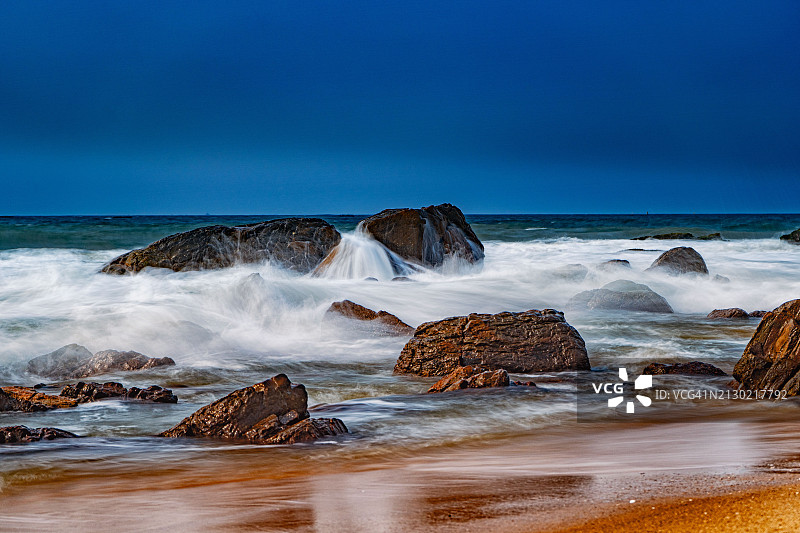 印度安得拉邦维扎格拉玛克里希纳海滩岩石海滩上的抽象长曝光海浪图片素材