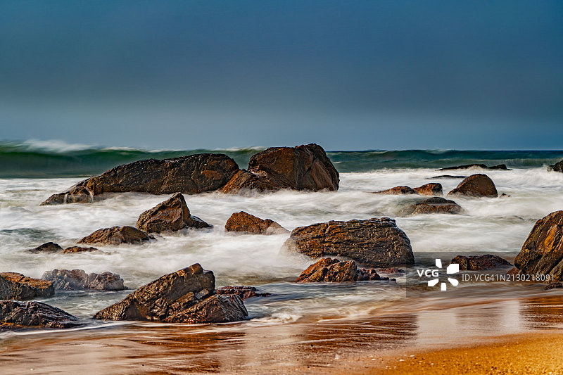 印度安得拉邦维扎格拉玛克里希纳海滩岩石海滩上的抽象长曝光海浪图片素材