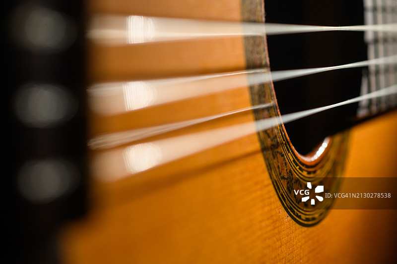 暗黑氛围下的古典吉他图片素材
