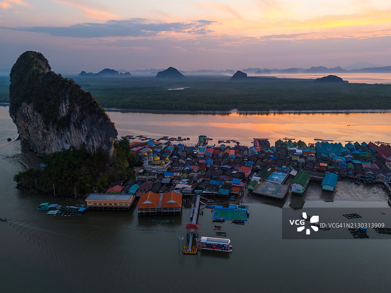泰国攀牙湾班宜岛水上村庄鸟瞰图图片素材