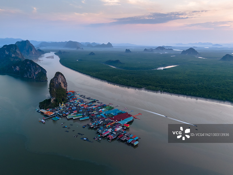 泰国攀牙湾班宜岛水上村庄鸟瞰图图片素材