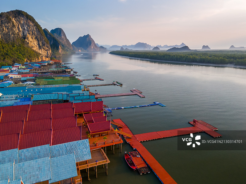 泰国攀牙湾班宜岛水上村庄鸟瞰图图片素材