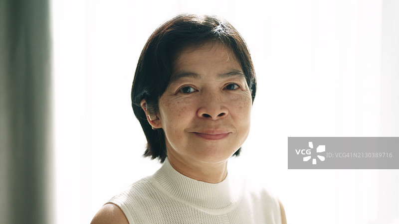 聋哑女人的肖像图片素材