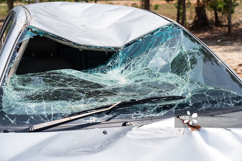 撞毁的汽车图片素材