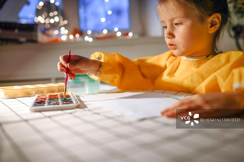 在家中画画的小画家图片素材