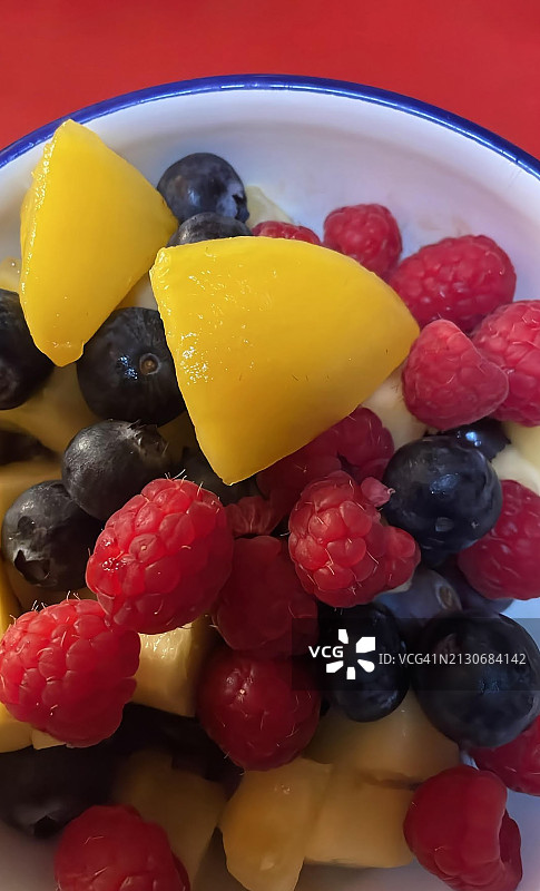 芒果、覆盆子、蓝莓、菠萝图片素材
