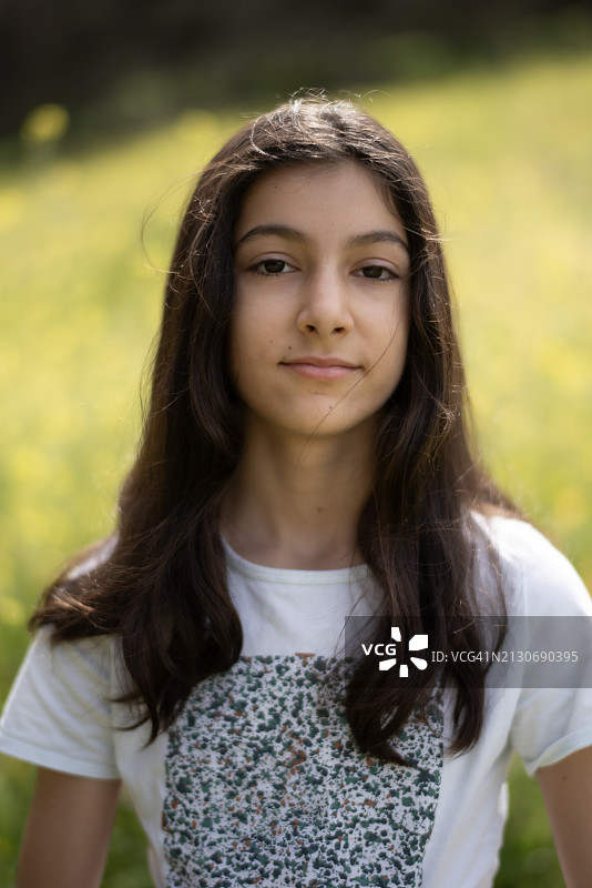 可爱的女孩春季肖像图片素材