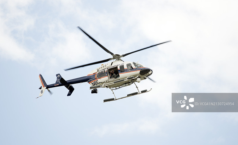 搭载摄影师的警用直升机图片素材