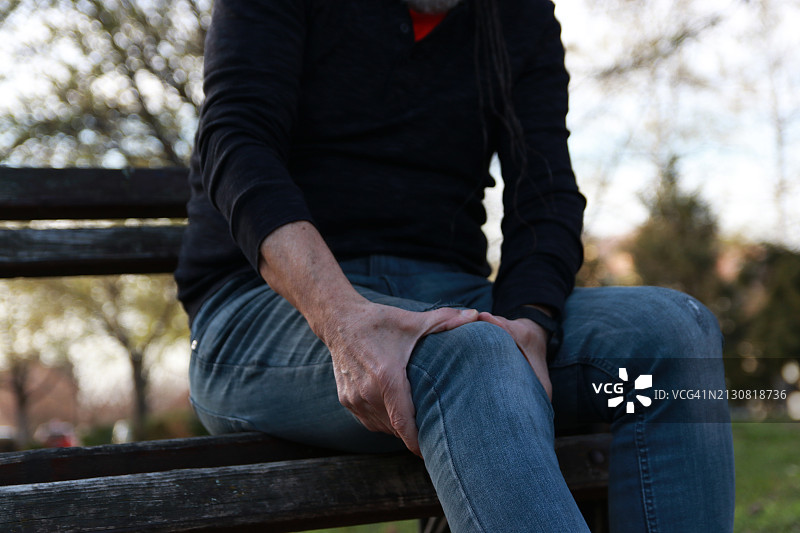 年长的男人腿部疼痛图片素材