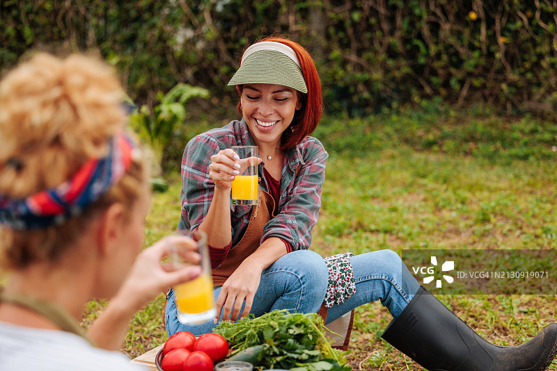 女农民收获后喝果汁图片素材