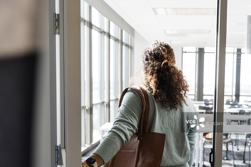 女老师走进空教室的背影图片素材