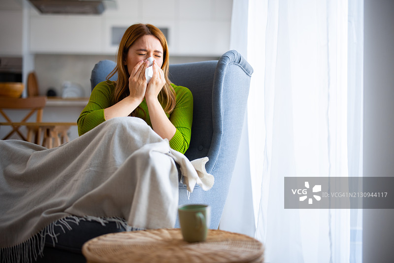 感冒不适的女性 портрет图片素材