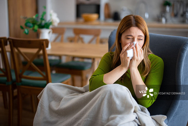 感冒不适的女性 портрет图片素材