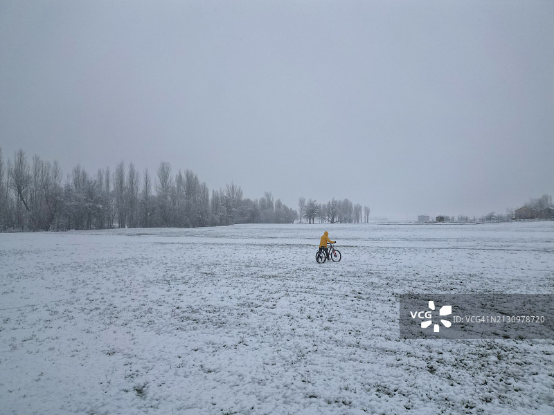 雪林中的骑行者图片素材