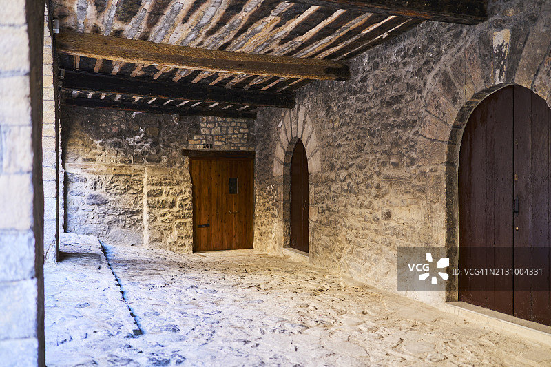 石头墙房屋入口处的木门侧面照图片素材