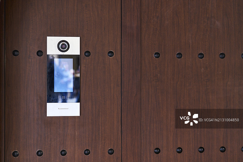 视频对讲机上的指纹识别器（安装在木门上，房屋入口）图片素材
