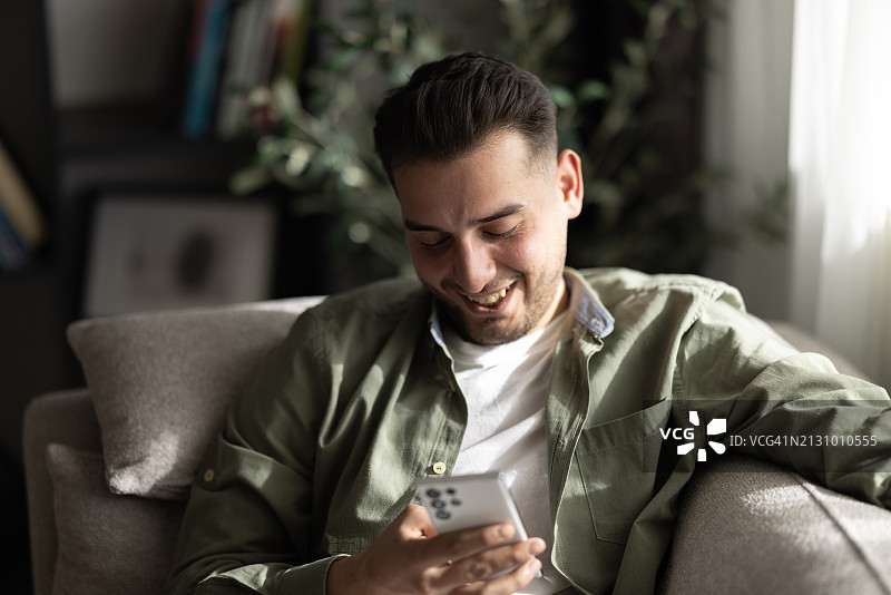 年轻男子用手机发短信图片素材