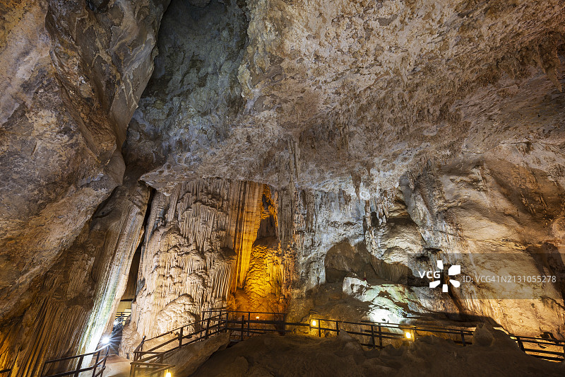 泰国甲米府莱利海滩帕南奈钻石洞内部景观图片素材