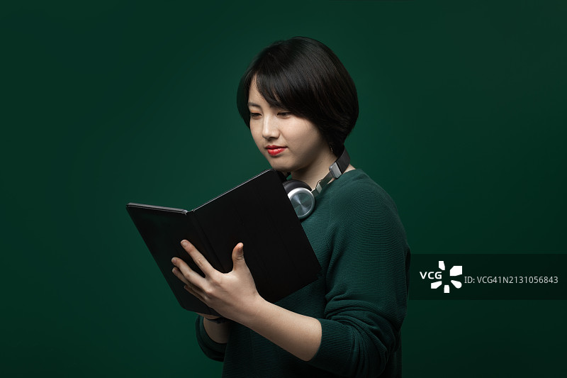 美丽的另类日式亚洲黑发女模特彩色写真图片素材