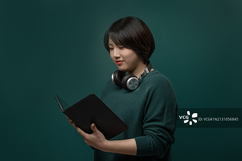 美丽的另类日式亚洲黑发女模特彩色写真图片素材