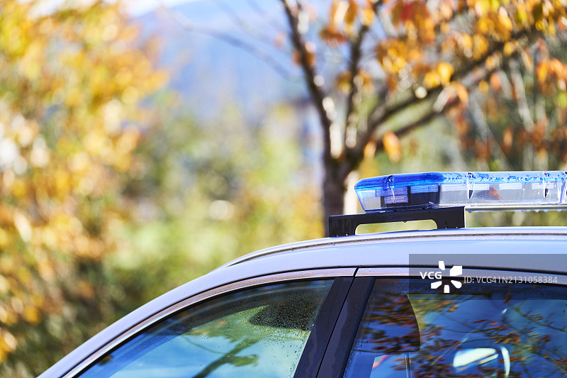 停在街边的警车巡逻灯侧面景观图片素材