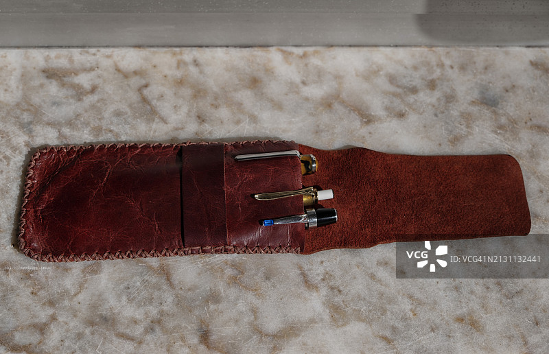 皮革笔筒的高角度视图图片素材