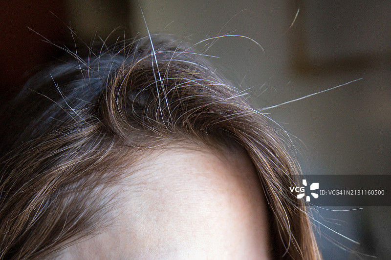 灰发女人，衰老概念，压力和焦虑图片素材