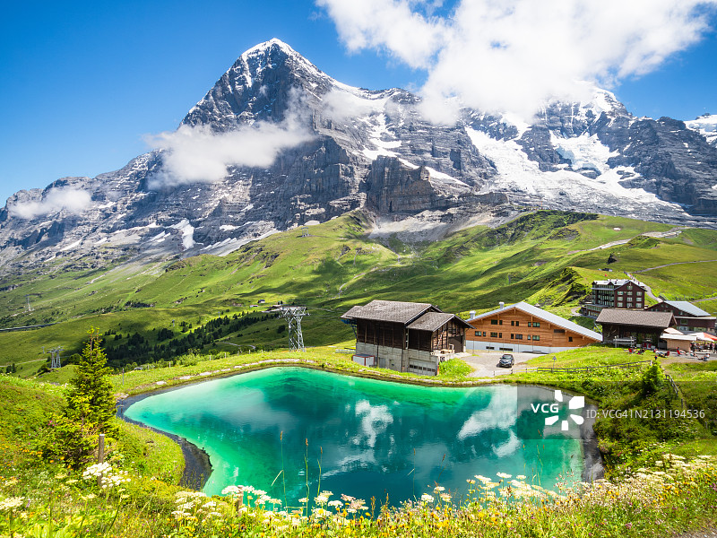 瑞士劳特布龙嫩附近艾格峰雪山湖泊鸟瞰图图片素材