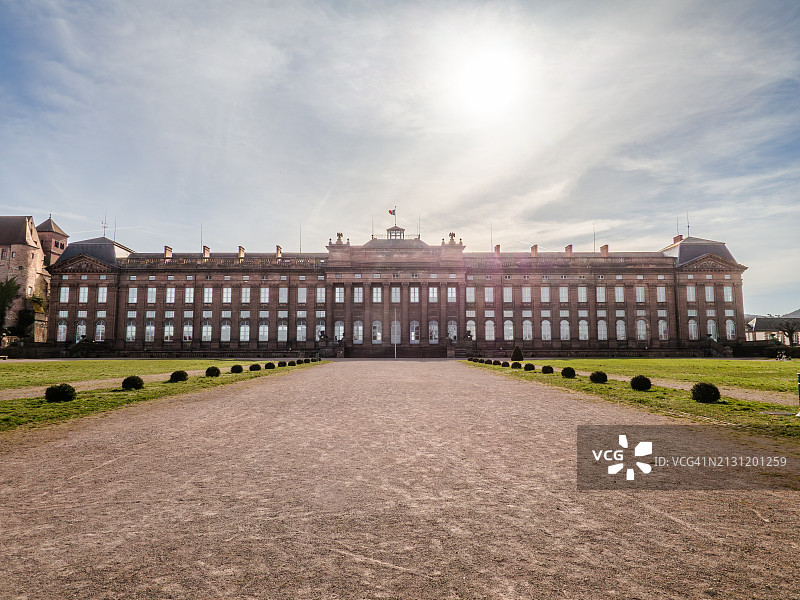 罗昂城堡（Château des Rohan）的立面广角视图，这是一座18世纪的新古典主义主教宫殿，从春天里的花园望去，位于萨韦尔讷-下莱茵省-阿尔萨斯-法国东部。图片素材